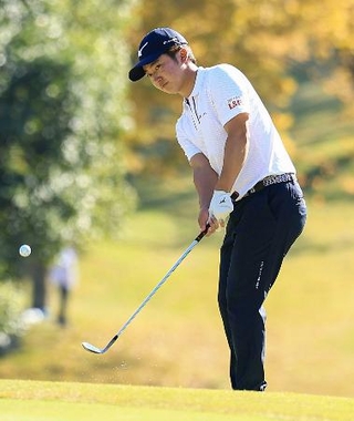　第３日、通算１３アンダーで首位の杉浦悠太＝三木ＧＣ