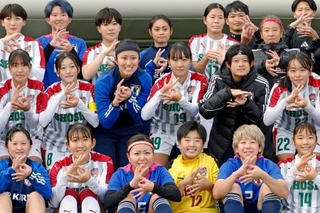 　８日で「東京デフリンピック」開幕まで１週間となり、サッカー女子日本代表が親善試合を実施。試合後には対戦した尚志高の選手らと「デフリンピック」を表現する手話のポーズで記念撮影した＝福島市のとうほう・みんなのスタジアム