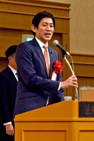 　講演する自民党の小林政調会長＝８日午後、札幌市