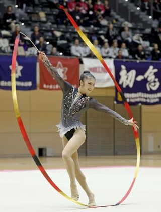 　女子個人総合　優勝した鈴木菜巴のリボン＝高崎アリーナ