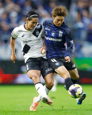 　Ｇ大阪-神戸　後半、競り合う神戸・武藤（左）とＧ大阪・黒川＝パナスタ