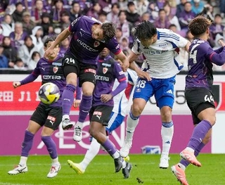 　京都-横浜Ｍ　前半、ヘディングで先制ゴールを決める横浜Ｍ・谷村（右から２人目）＝サンガＳ