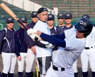 　ティー打撃を指導するイチローさん＝８日、新潟県長岡市