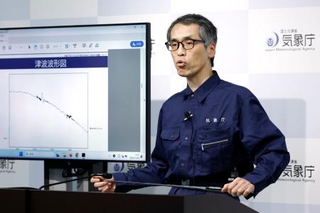 　三陸沖で発生した地震と、津波注意報の発令について記者会見する気象庁の担当者＝９日午後、気象庁