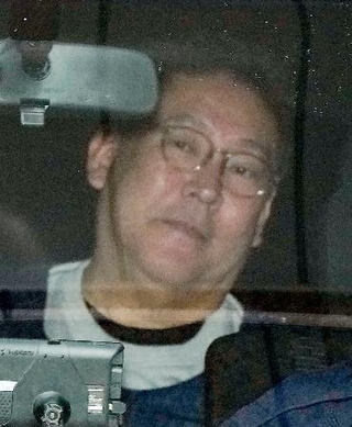 　送検のため兵庫県警本部を出る「ＮＨＫから国民を守る党」党首の立花孝志容疑者＝１０日午前９時４２分