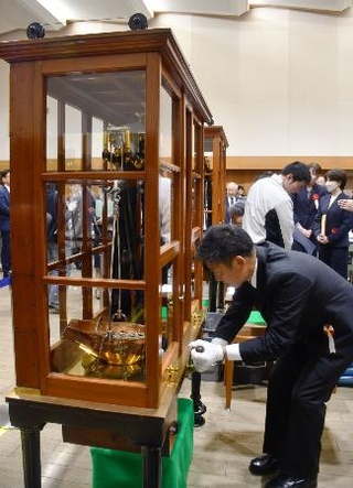 　大阪市の造幣局で開かれた「製造貨幣大試験」＝１０日午前