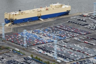 　船積みを待つ自動車が並ぶ、輸出拠点の横浜港＝８月、横浜市