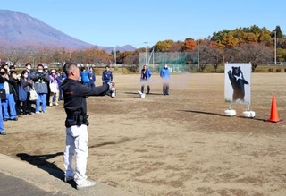 　ＮＴＴ東日本が開いたクマ対策の研修会＝６日、岩手県雫石町（同社提供）