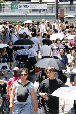 　外国人観光客らで混雑する東京・原宿の竹下通り＝６月