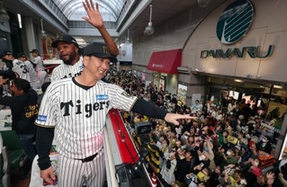 　高知市で開催された優勝記念パレードで、ファンに手を振る阪神の藤川球児監督＝１０日午後