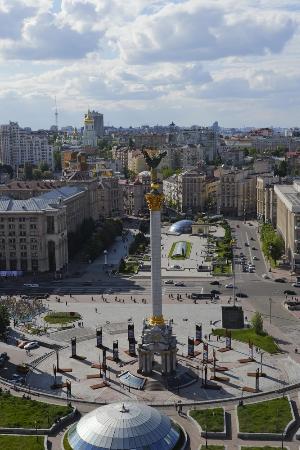 ウクライナの首都キーウの「独立広場」（共同）