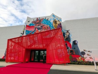 　「ネットフリックス・ハウス」の外観＝１０日、米フィラデルフィア近郊（共同）