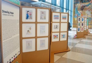 　北朝鮮や日本の子どもたちが描いた絵の展示会＝１０日、米ニューヨークの国連本部（共同）