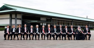 　大綬章の親授式を終え、記念写真に納まる受章者。左から７人目は尾辻秀久前参院議長、同８人目は戸倉三郎前最高裁長官＝１１日午前、宮殿・東庭