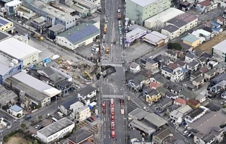 　埼玉県八潮市の県道が陥没しトラックが転落した事故現場＝２月