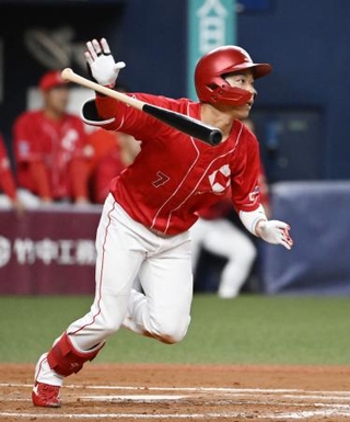 　ＮＴＴ西日本-日本生命　７回、日本生命・松本が２点三塁打を放つ＝京セラドーム