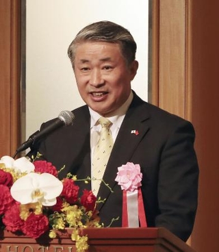 　４月、シンポジウムであいさつする中国の薛剣駐大阪総領事＝大阪市北区