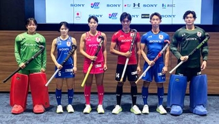 　ホッケー日本代表の新ユニホームを披露する選手たち。左から３人目は女子の共同主将河合珠音＝１１日、東京都新宿区