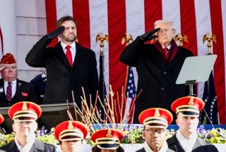 　１１日、米アーリントン国立墓地で、敬礼するトランプ大統領（右）とバンス副大統領＝ワシントン近郊（ロイター＝共同）