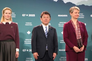 　Ｇ７外相会合で写真撮影に臨む茂木外相（中央）ら＝１１日、カナダ・ナイアガラオンザレーク（共同）