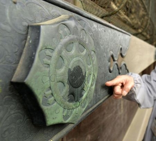 　油のような液体がかけられた成田山新勝寺＝２０１５年、千葉県成田市