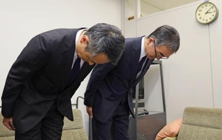 　無免許の社員が列車を運転した問題で、記者会見で謝罪する養老鉄道の宗藤洋社長（右）ら＝１２日午後、名古屋市