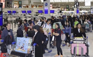 　２０２４年１２月、出国のピークを迎え、混雑する成田空港