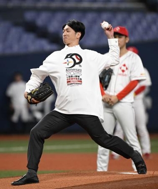 　始球式を務める阪神の近本＝京セラドーム