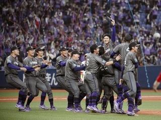 　日本生命を破って優勝し、喜ぶヤマハの選手たち＝京セラドーム