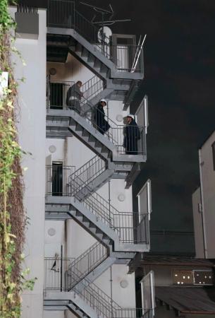 　火災があった大阪市西成区の集合住宅＝１３日午前２時３６分