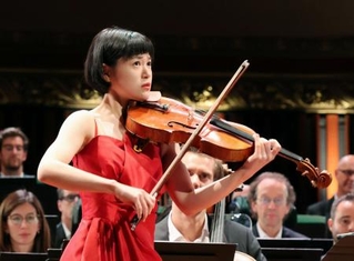 　ジュネーブ国際音楽コンクールのビオラ部門で演奏する谷口朱佳さん＝１２日、スイス・ジュネーブ（共同）