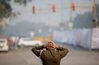 　インド首都ニューデリーで、車が爆発した現場付近の警備に当たる警察官＝１２日（ロイター＝共同）