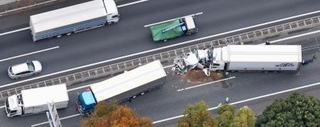 　埼玉県入間市の圏央道外回り線で発生した、トラックや乗用車が絡む玉突き事故の現場＝１３日午前９時４９分（共同通信社ヘリから）