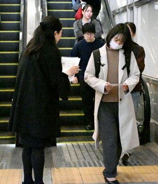 　梶谷恭暉さんの情報提供を求め、ビラを配る母親（左）＝１３日午前、ＪＲ岡山駅前