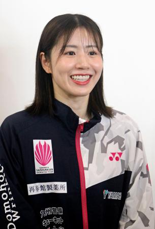 　バドミントン熊本マスターズ２回戦を棄権し、取材に応じる女子ダブルスの志田千陽＝１３日、熊本県立総合体育館