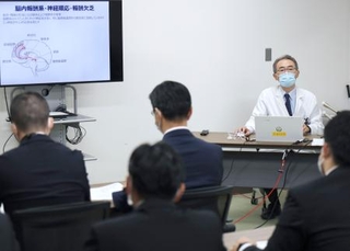 　研修会でギャンブル依存症の特徴などを説明する、国立病院機構久里浜医療センターの松下幸生院長（奥）＝１３日午後、神奈川県横須賀市