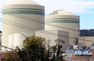 　関西電力高浜原発２号機（右）＝１２日、福井県高浜町