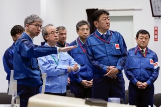 　事故を想定した訓練を前に説明を受ける新潟県の花角英世知事（手前左から２人目）と東電ホールディングスの小早川智明社長（同３人目）＝１４日午前、新潟県刈羽村
