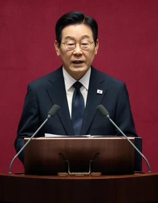 　韓国の国会で演説する李在明大統領＝４日、ソウル（ロイター＝共同）