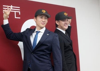 　巨人への入団記者会見後にポーズをとる、北浦竜次投手（右）と板東湧梧投手＝１４日、東京都内