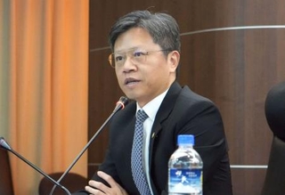 　記者会見でタイ人少女の人身取引事件について説明する台湾の警察幹部＝１４日、台北（共同）