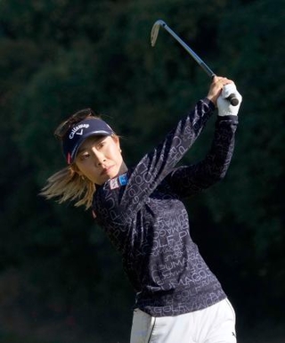 　第１日、２番でティーショットを放つ木村彩子。７アンダーで首位＝グレートアイランドＣ