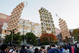 　「東京デフリンピック」の成功を願い披露された「竿灯まつり」＝１４日、東京都渋谷区