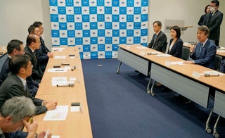　福島県大熊町の吉田淳町長（左奥から３人目）と面会した石原環境相（右端）＝１４日午後、福島県大熊町