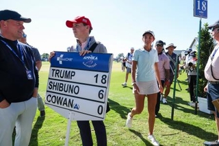 　アニカ・ゲインブリッジ・ペリカン第２ラウンド、１８番を終えたアマチュアのカイ・トランプ＝１４日、フロリダ州ベレア（イマジンイメージズ・ロイター＝共同）