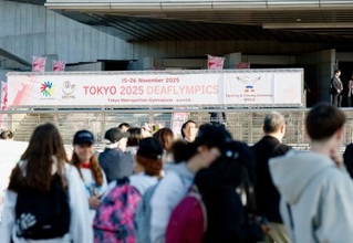 　「東京デフリンピック」の開会式が行われる東京体育館に向かう人たち＝１５日