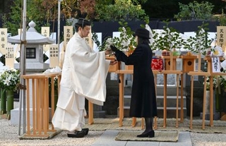 　三笠宮妃百合子さまの墓所で拝礼に臨まれる孫の彬子さま＝１５日午後、東京都文京区の豊島岡墓地（代表撮影）