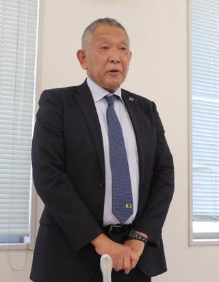 　記者会見する大分県サッカー協会の五所睦雄専務理事＝１５日午後、大分市