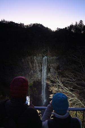 　ライトアップが始まった栃木県日光市の「華厳の滝」＝１５日夕