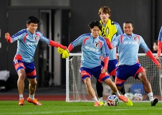 　ボリビア戦に向け、調整する（左から）遠藤、佐藤、瀬古、藤田＝千葉市内